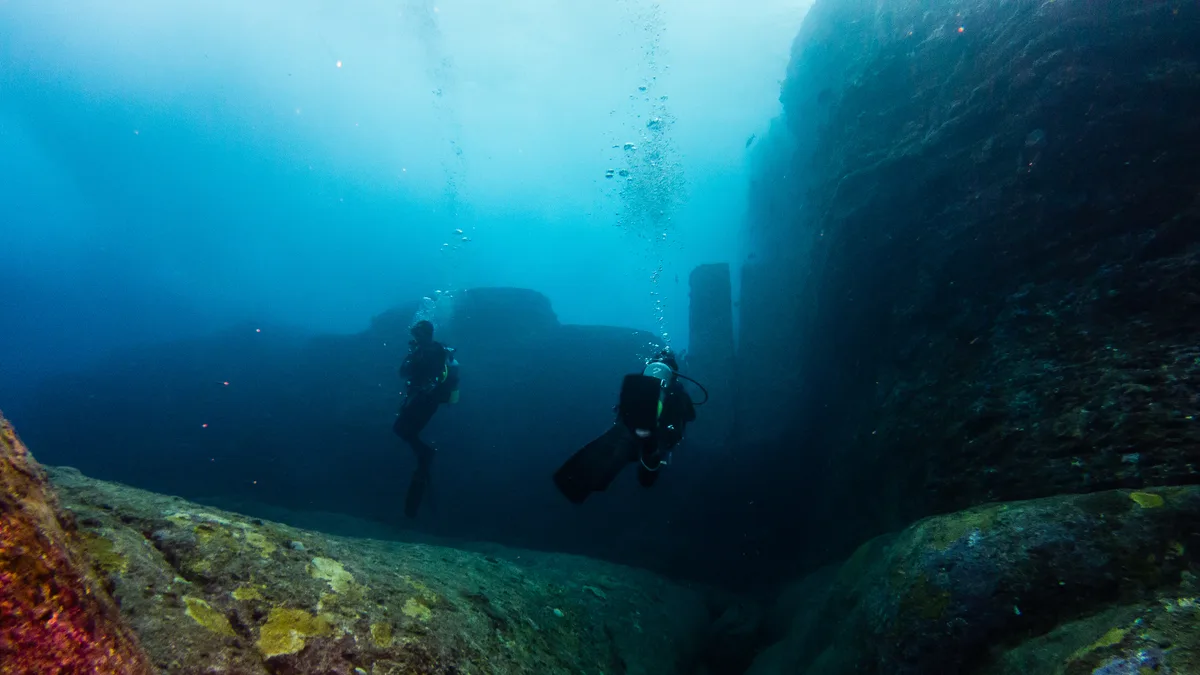 Diving at Yonaguni · Monument Terrace